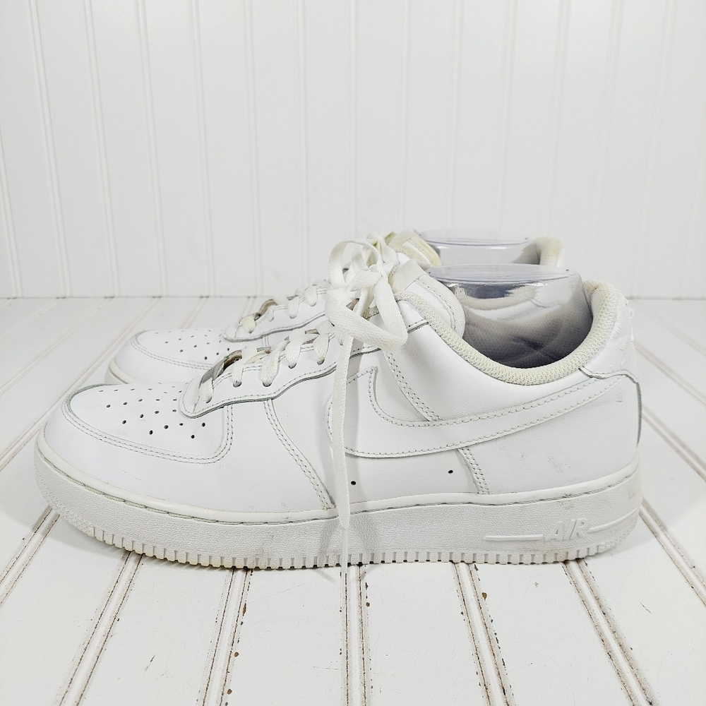 Nike Air Force 1 Triple White Low Top Lace Up Sneakers B182